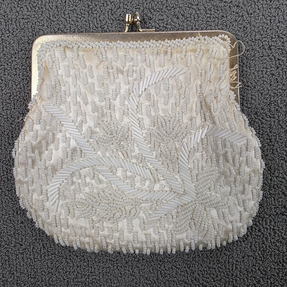 Vintage Richere by Walborg‎ White/Ivory Beaded Floral Kiss Lock Clutch